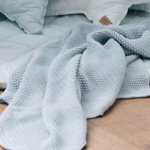 Manta de tricot azul empolvado - Imagen 3