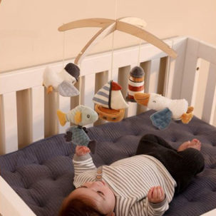 Móvil musical de madera natural Sailors Bay - Imagen 2