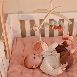 Móvil musical de madera natural Flores y Mariposas - Imagen 3