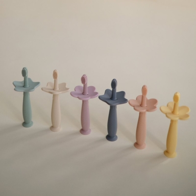 Cepillo de dientes didáctico Mushie Flower Daffodil - Imagen 3