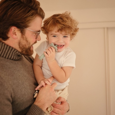 Cepillo de dientes didáctico Mushie Star Cambridge Blue - Imagen 2