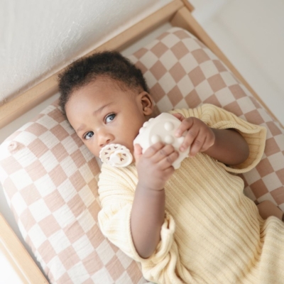 Pack de dos dados mordedor Mushie Sand+Blue - Imagen 3