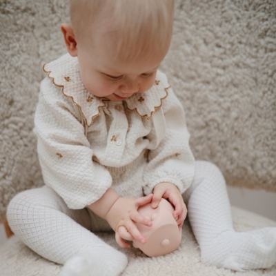 Pack de dos dados mordedor Mushie Sand+Blush - Imagen 2