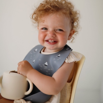 Babero silicona Mushie print boats - Imagen 2