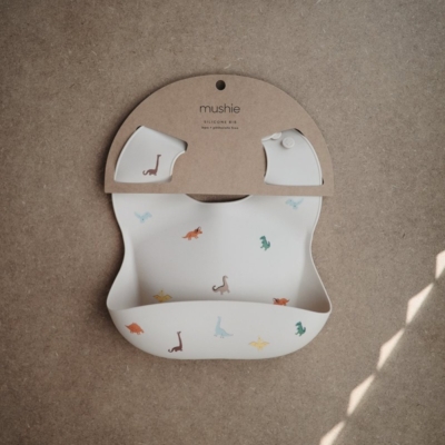 Babero silicona Mushie print dinosaurs - Imagen 2