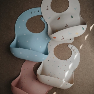 Babero silicona Mushie print dinosaurs - Imagen 3