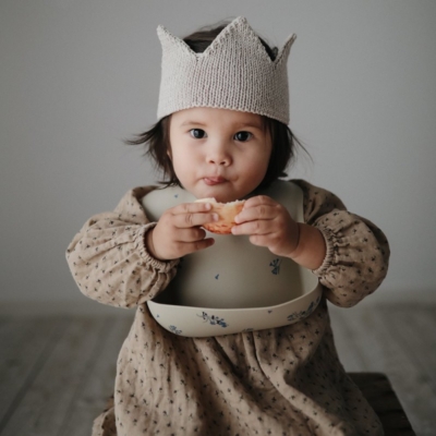 Babero silicona Mushie print lilac flowers - Imagen 2