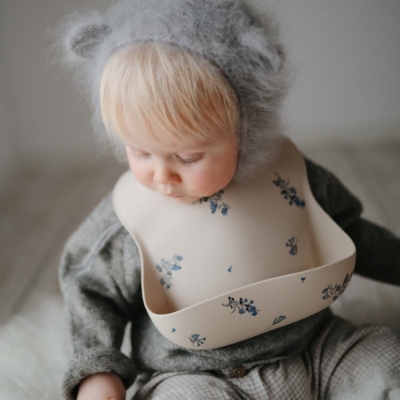 Babero silicona Mushie print lilac flowers - Imagen 3