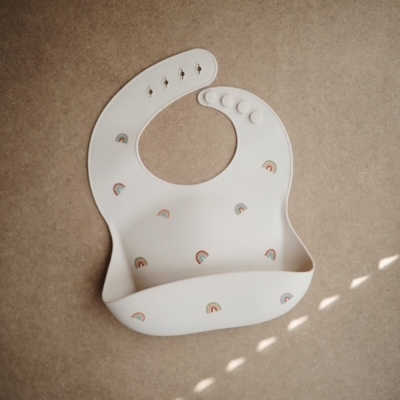 Babero silicona Mushie print rainbows - Imagen 2