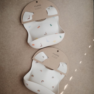 Babero silicona Mushie print rainbows - Imagen 3