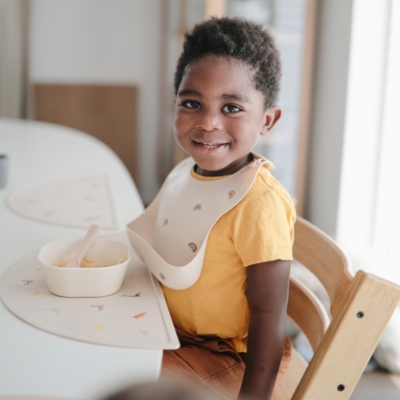 Babero silicona Mushie print rainbows - Imagen 4