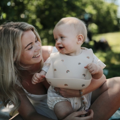 Babero silicona Mushie print rainbows - Imagen 5