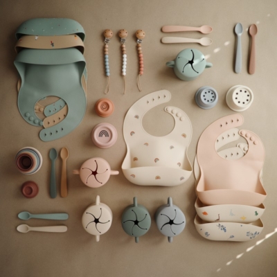 Babero silicona Mushie print rainbows - Imagen 6