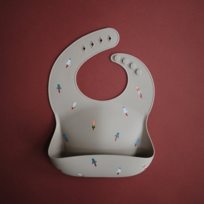 Babero silicona Mushie print rocket - Imagen 2