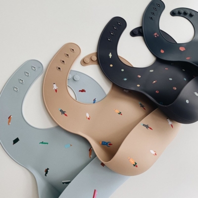 Babero silicona Mushie print rocket - Imagen 3