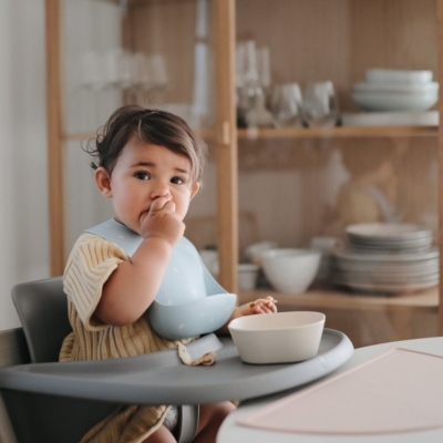 Babero silicona Mushie print white daisy - Imagen 4