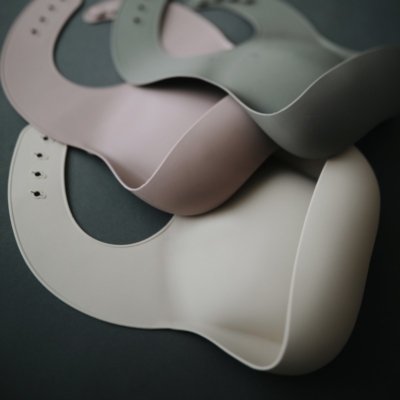 Babero silicona Mushie solid blush - Imagen 2