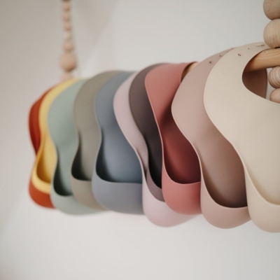 Babero silicona Mushie solid blush - Imagen 3