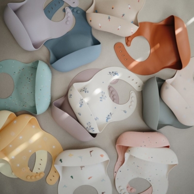 Babero silicona Mushie solid blush - Imagen 4