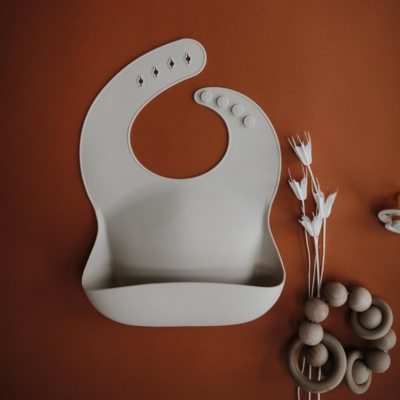 Babero silicona Mushie solid shifting sand - Imagen 2