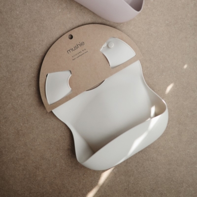 Babero silicona Mushie solid shifting sand - Imagen 3