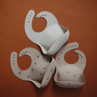 Babero silicona Mushie solid shifting sand - Imagen 4