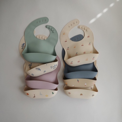 Babero silicona Mushie solid silver sage - Imagen 6