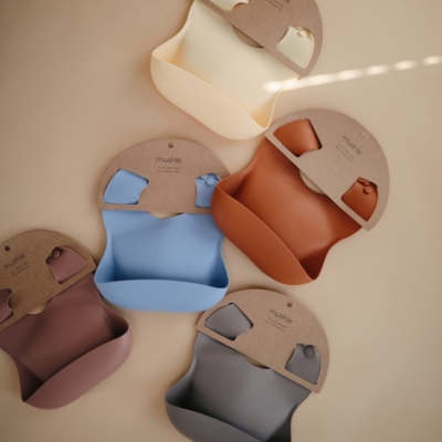 Babero silicona Mushie solid sunshine - Imagen 2