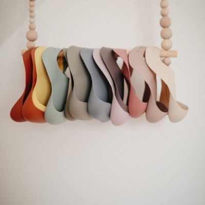 Babero silicona Mushie solid sunshine - Imagen 3