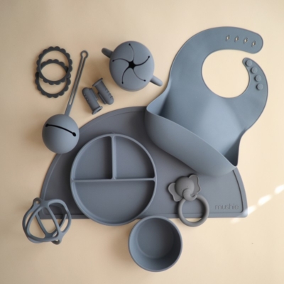 Babero silicona Mushie solid tradewinds - Imagen 2