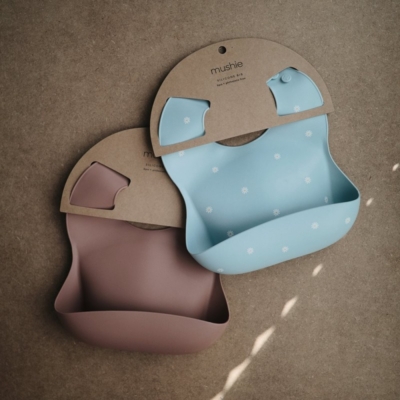 Babero silicona Mushie solid warm taupe - Imagen 4