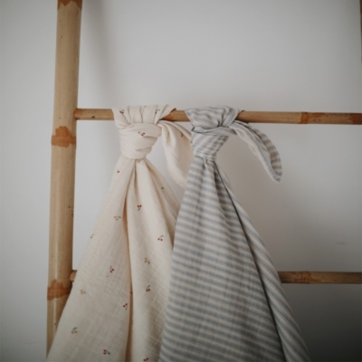 Babero silicona Mushie solid woodchuck - Imagen 7