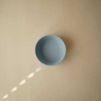 Bol con ventosa Mushie solid powder blue - Imagen 3