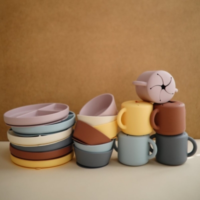 Bol con ventosa Mushie solid powder blue - Imagen 4