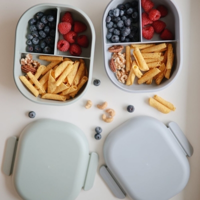 Caja de almuerzo Mushie  solid sage - Imagen 3