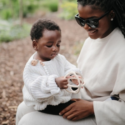 Mordedor silicona Mushie bola shifting sand - Imagen 3