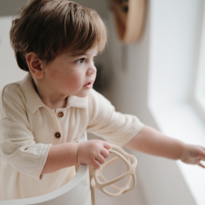 Mordedor silicona Mushie bola shifting sand - Imagen 4