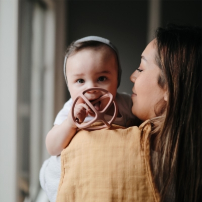 Mordedor silicona Mushie bola woodchuck - Imagen 2