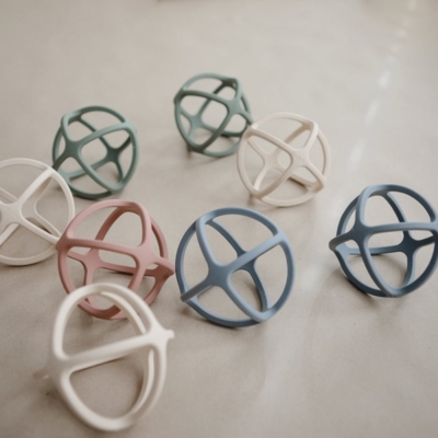 Mordedor silicona Mushie bola woodchuck - Imagen 4