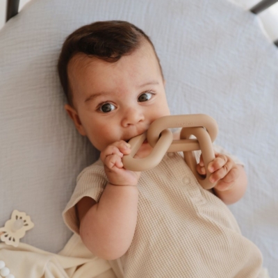 Mordedor silicona Mushie links natural - Imagen 2