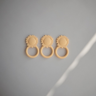 Mordedor silicona Mushie lion soft yellow - Imagen 3