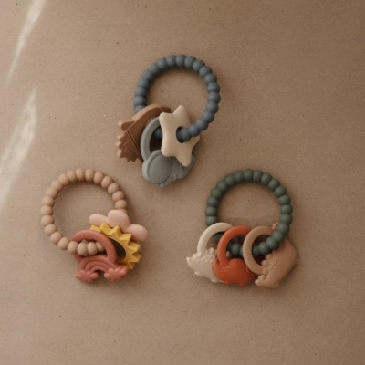 Mordedor silicona Mushie ring space - Imagen 3