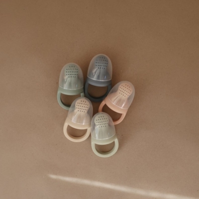 Pack 2 alimentadores silicona Mushie solid blush - Imagen 4