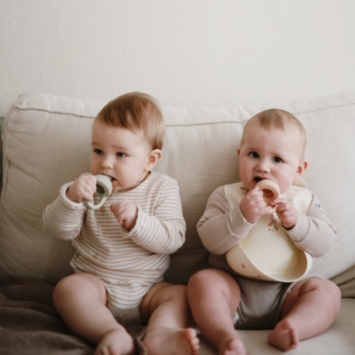 Pack 2 alimentadores silicona Mushie solid sage - Imagen 2