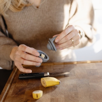 Pack 2 alimentadores silicona Mushie solid shifting sand - Imagen 3