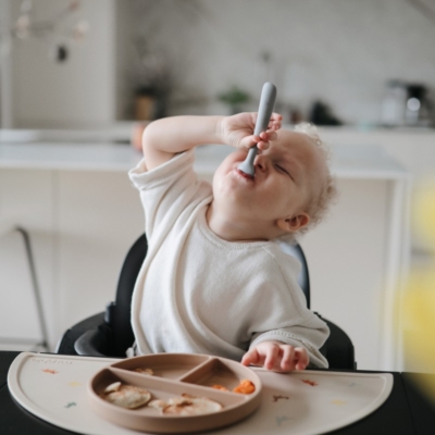 Pack dos cucharas Mushie solid powder blue - Imagen 3