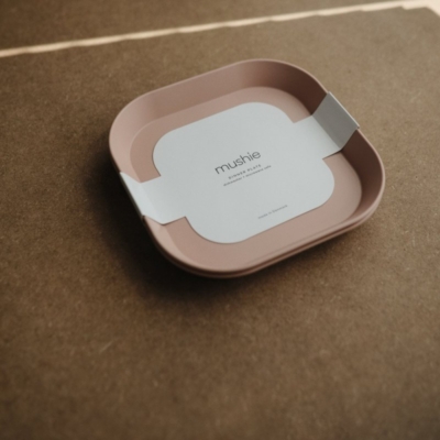 Pack dos platos cuadrados Mushie solid blush - Imagen 3