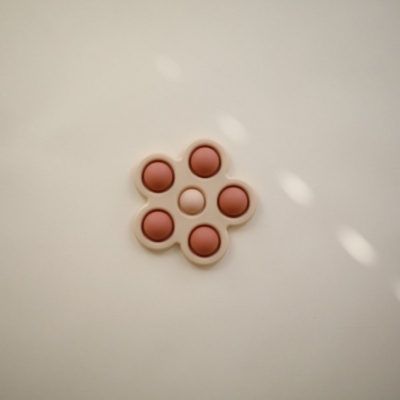 Pop it flower Mushie Blush sand - Imagen 3