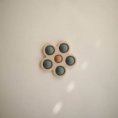 Pop it flower Mushie Blush sand - Imagen 6