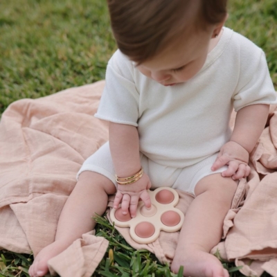 Pop it flower Mushie Blush sand - Imagen 7